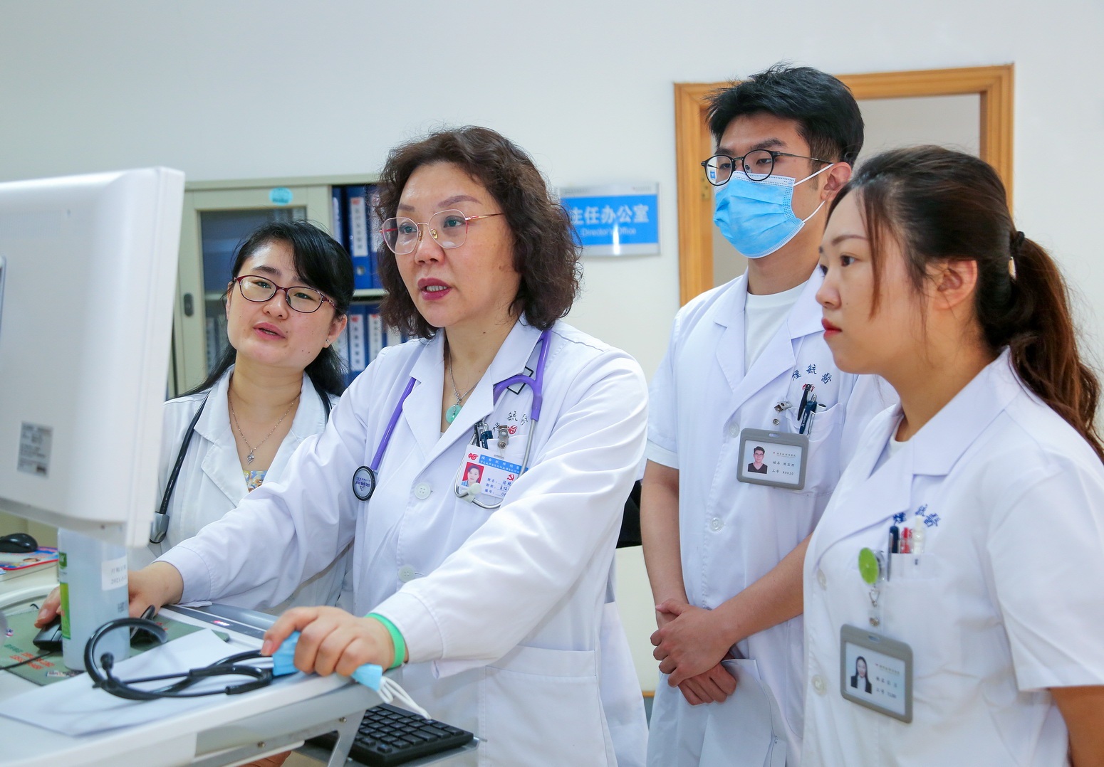 汤艳春（左2）团队讨论患者病情