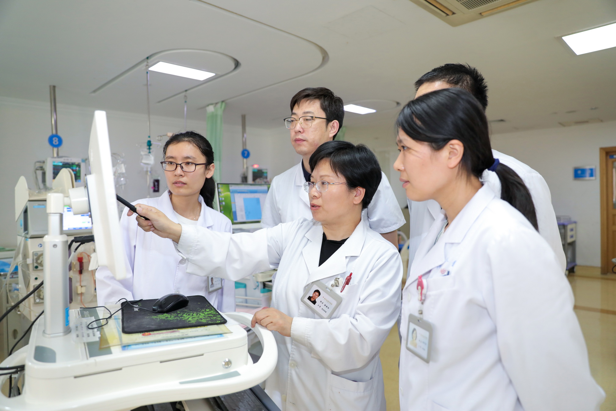 高艳玲（左3）团队讨论患者病情